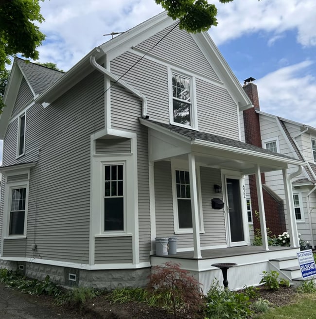 Photo - 622 Gladstone Dr SE House
