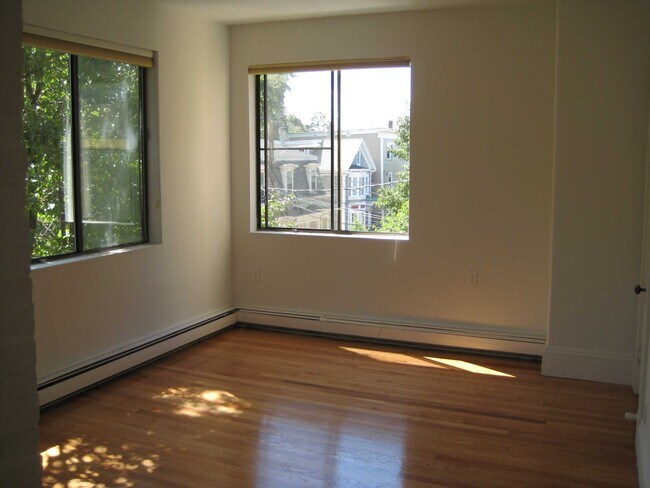 Sala / Comedor - 71 Putnam Ave Unidad #2