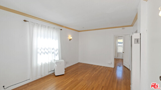 Building Photo - 1331 Masselin Ave Unit 1/2 Rental