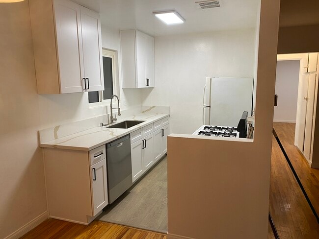 Building Photo - 1423 N Fuller Ave Unit 4