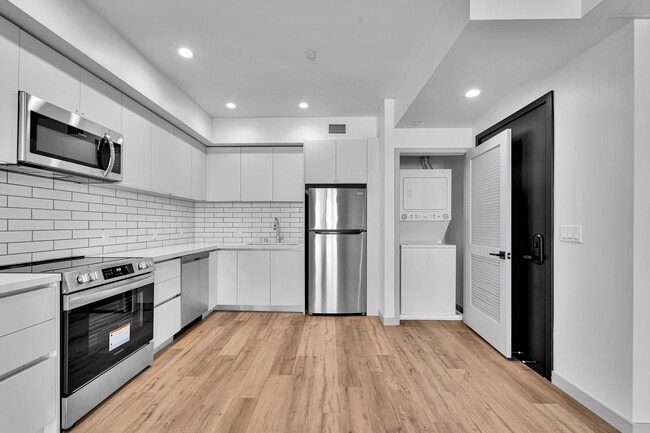 Building Photo - 1240 Magnolia Ave Unit 201 Rental