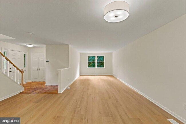 Photo - 7937 Valleyfield Dr