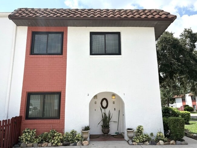 Building Photo - Cozy 2 Bedroom First Floor Condo! Unit 4-2