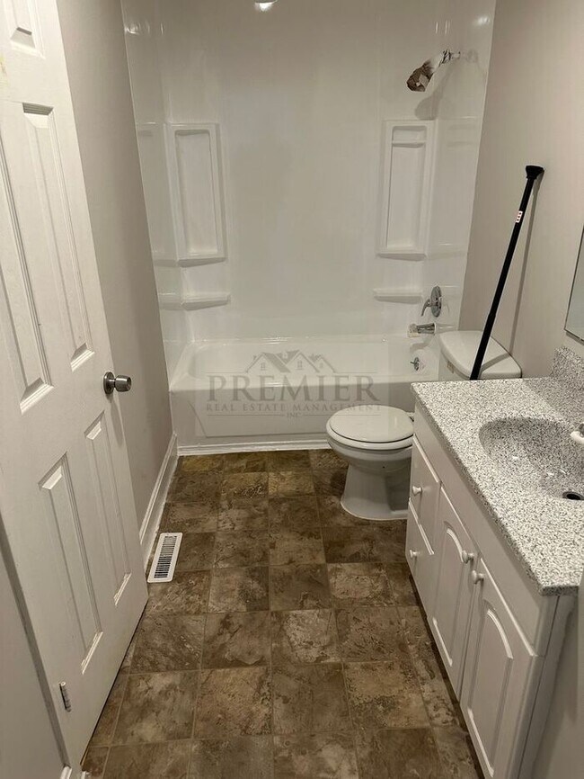 427 Castle Dr Bonner Springs, KS 66012 3 B... Rental For Rent in Bonner