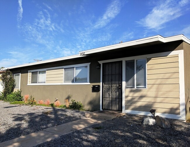 Building Photo - Great Outdoor Living!! One Bedroom Duplex in North Clairemont