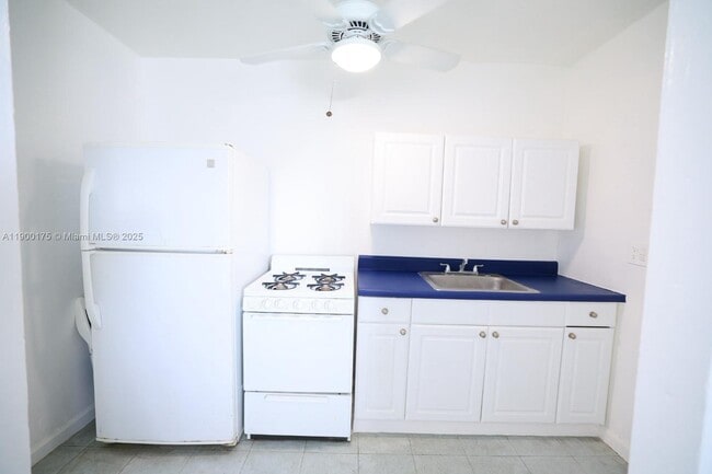 Building Photo - 126 SW 18th Ave Unit 10