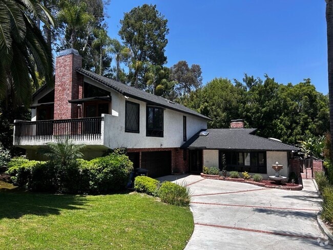 Building Photo - 5-Bedroom Home in Desirable Friendly Hills...