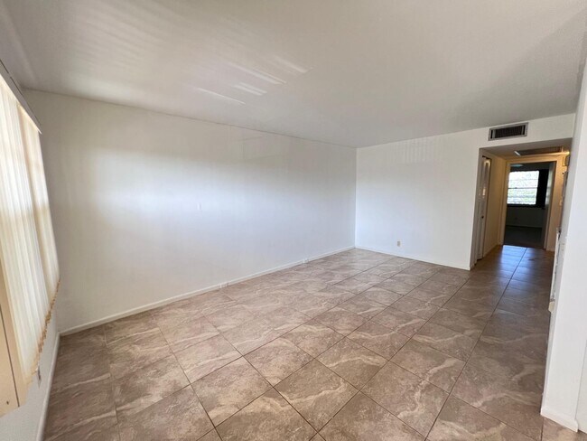 Photo - 3054 Newcastle A