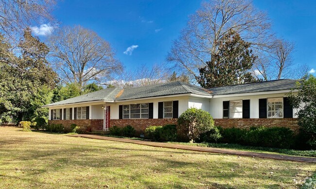 Building Photo - Mid-century ranch on half acre lot in beau... Rental