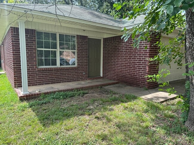 Building Photo - Welcome to this charming 3-bedroom, 2-bath... Rental