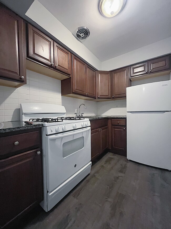 Building Photo - 2828 N Cambridge Ave Rental