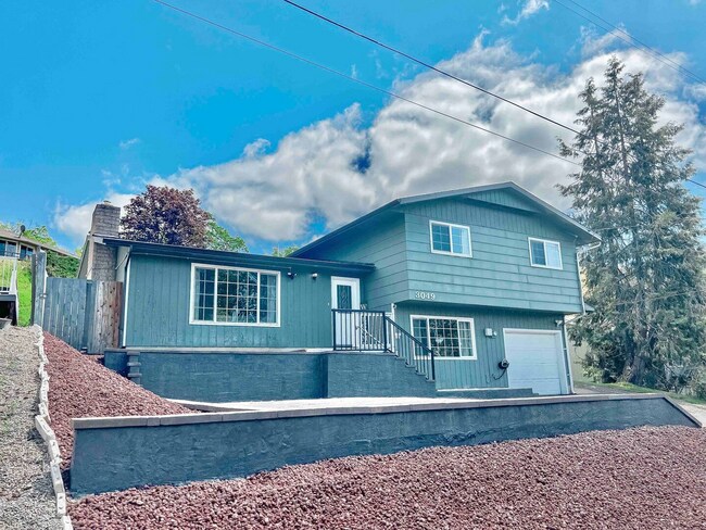 Split Level Roseburg 3 bedroom home with b... - Split Level Roseburg 3 bedroom home with b...