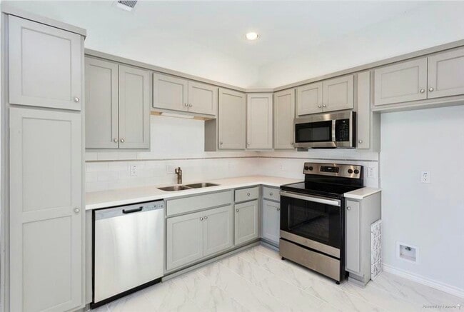 Building Photo - 11623 Waldemar Dr