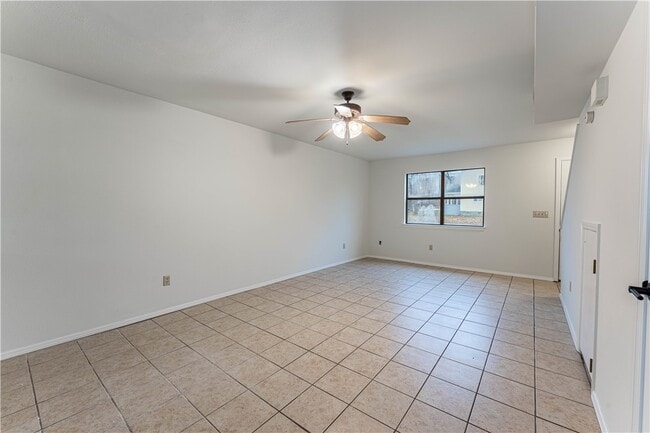 Building Photo - 250 N Madison St Unit c