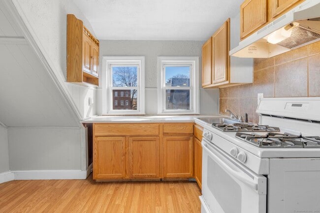 Building Photo - 7-9 Hazel St Unit 3rd flr