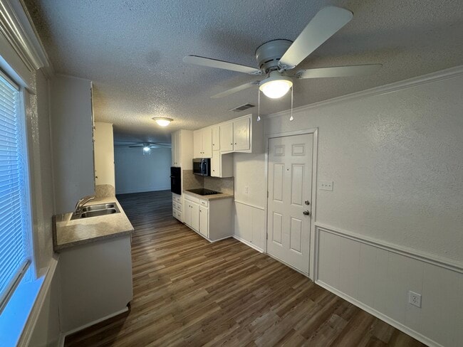 Kitchen - 2012 Hurstview Dr