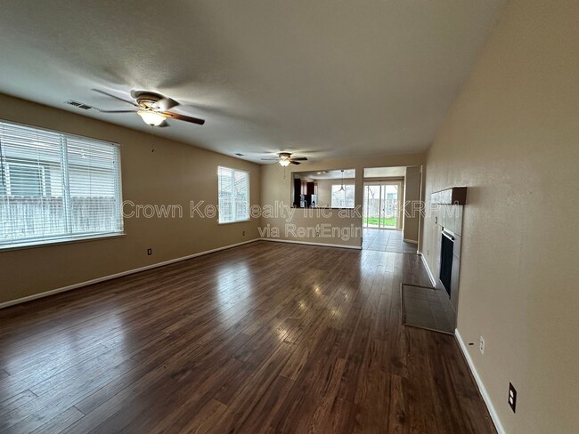 Photo - 2568 Tapestry St