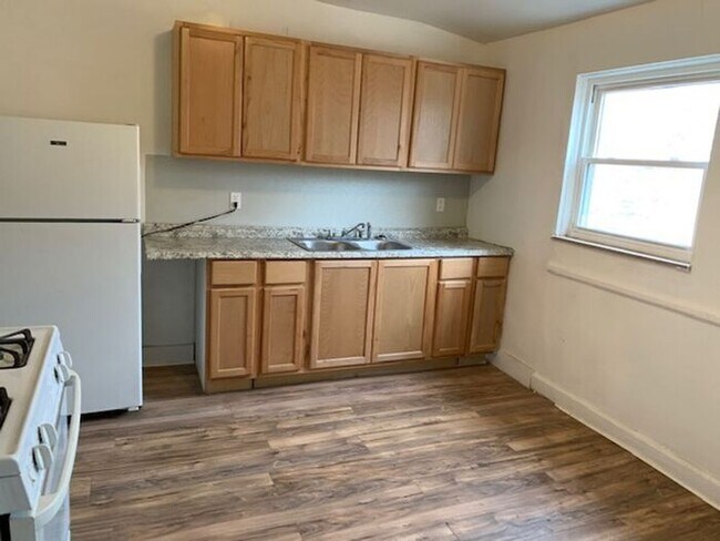 Stop- Wait a Minute ! Beautifully updated upper 2 bedroom flat - Section 8 Accepted