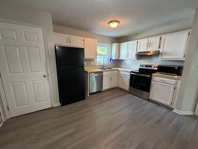 Photo - NEW LISTING!!