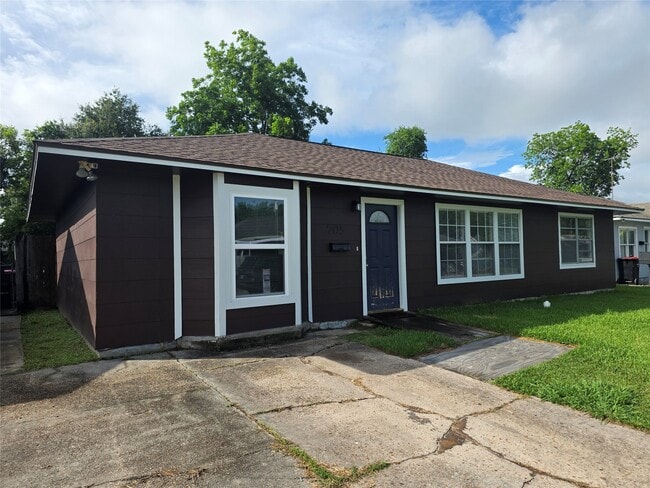 Photo - 705 N Circle Dr