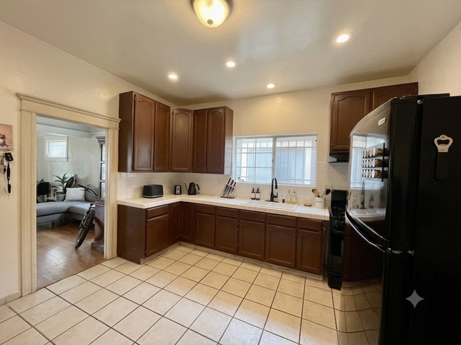 1193 W 35th St
