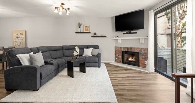 Building Photo - 6540 Hayvenhurst Ave Unit 3