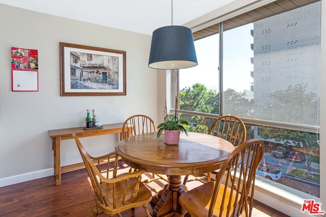 Photo - 1340 S Beverly Glen Blvd Unidad 307