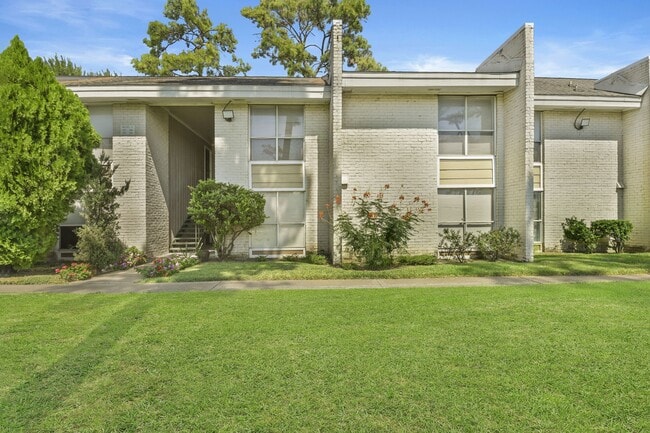 Building Photo - 1950 Spenwick Dr Unit 408