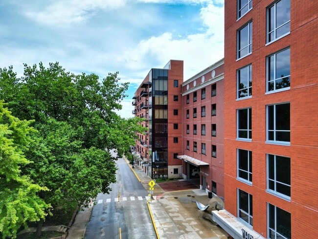 Building Photo - 1200 E Walnut St Unit 302