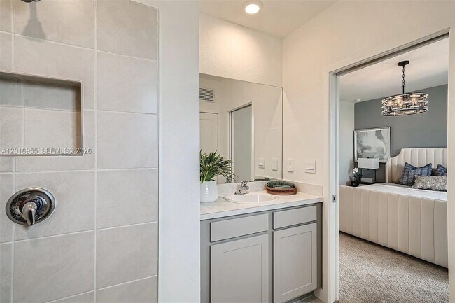 Photo - 450 NE 12th St
