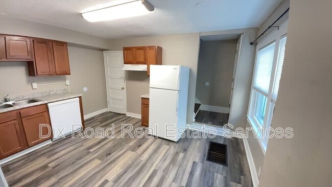 Photo - 233 Niagara Ave