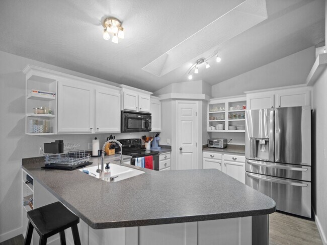 Photo - Bright & Comfortable 3 Bedroom Home