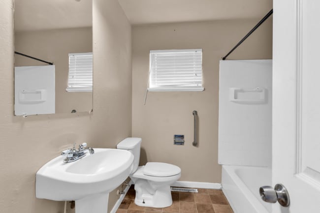 Photo - 2200 Fowler St