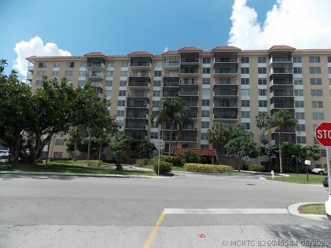 Building Photo - 4174 Inverrary Dr Unit 603