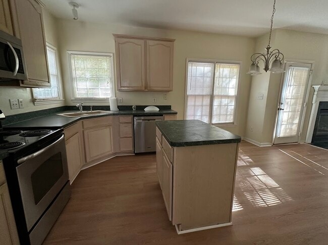 Photo - 412 Silvergrove Dr