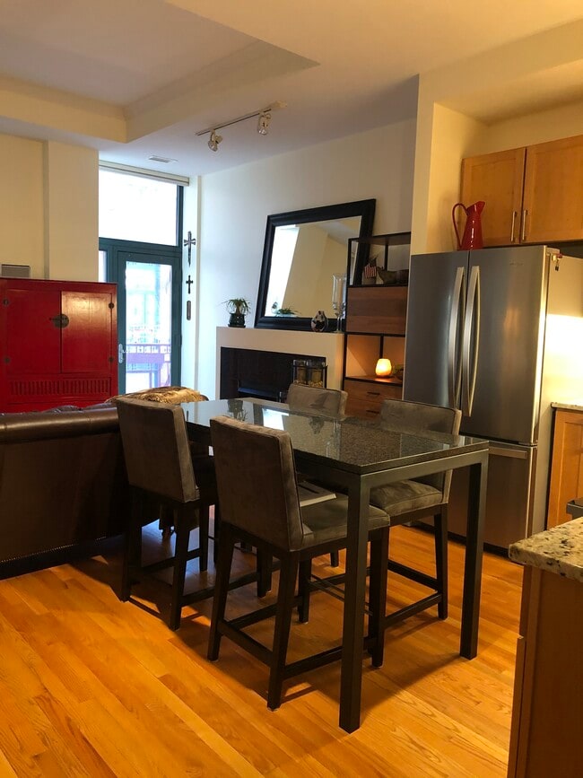 Building Photo - 208 W Washington St Unit 2009