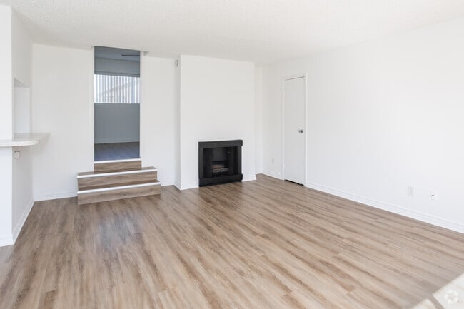 1BR, 1BA - 810SF -Living Room Stepped