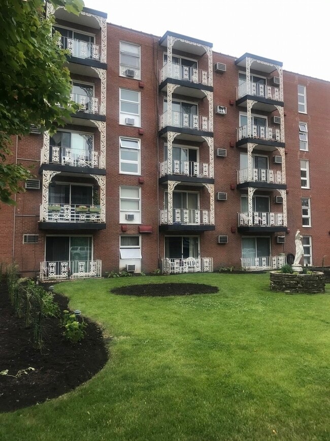 Building Photo - 6490 N Northwest Hwy Unit 3B