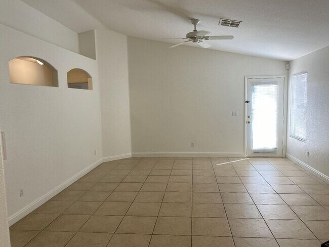 Photo - 1069 Ashwood Bay Ave