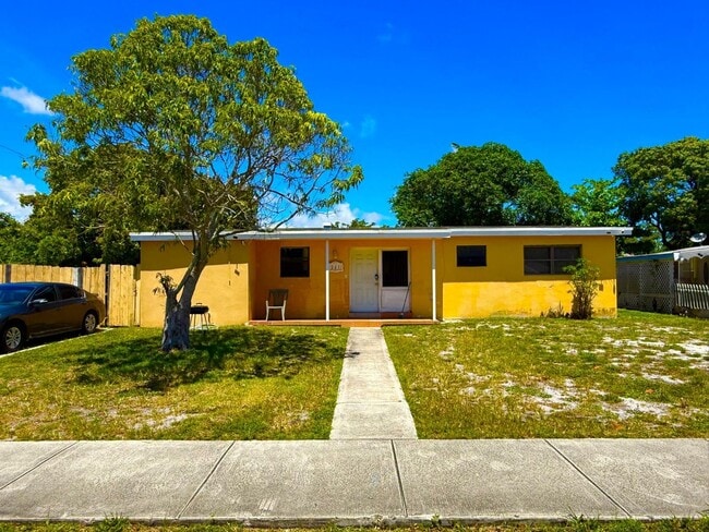 Building Photo - 261 NE 40th St