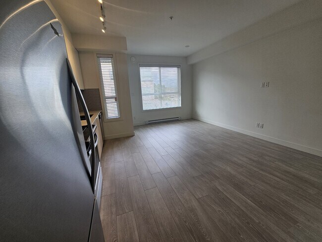 Photo - 19567 64 Ave