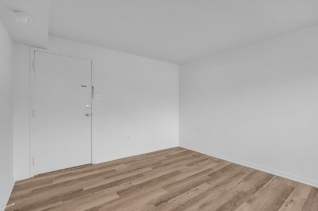 Photo - 4465 MacArthur Blvd NW Unidad 204