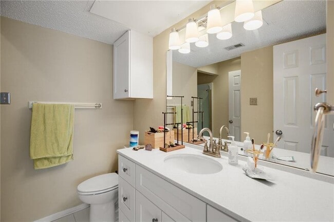 Photo - 806 W 24th St Unidad 228