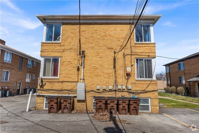 Building Photo - 18963 Hilliard Blvd Unit 1 Rental