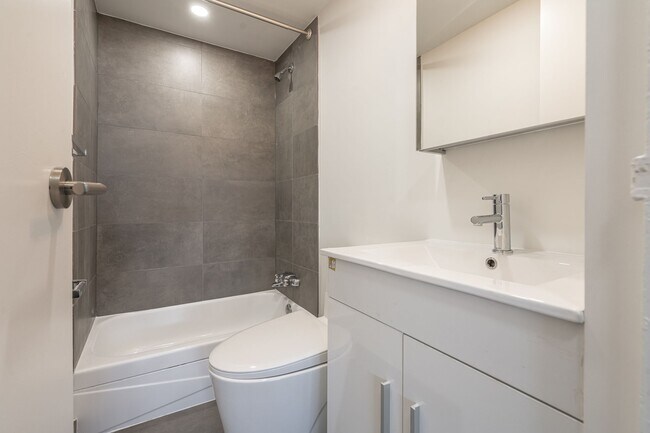 Photo - 730 St Clarens Ave Unité 716
