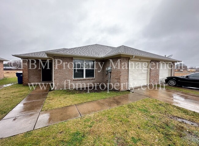 Building Photo - 1510 Drexel Drive - Charming 3 Bedroom, 2 Bathroom Brick Duplex in Waxahachie, TX! Unit 1510
