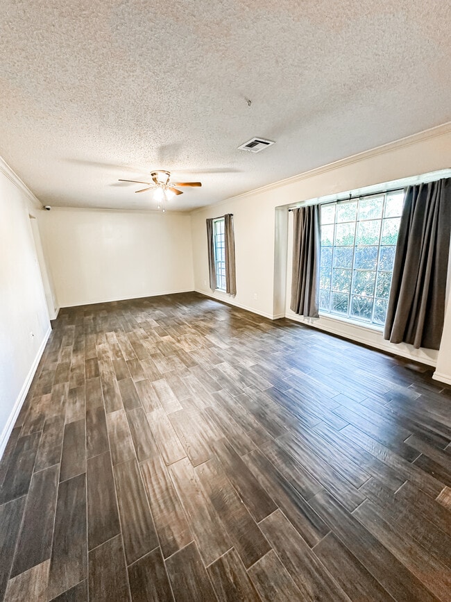 Photo - 1118 NW Becontree Dr