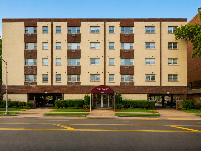 Building Photo - 7840 W North Ave