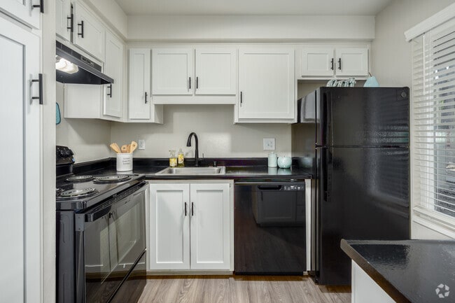 1BR, 1BA - 651SF - Kitchen