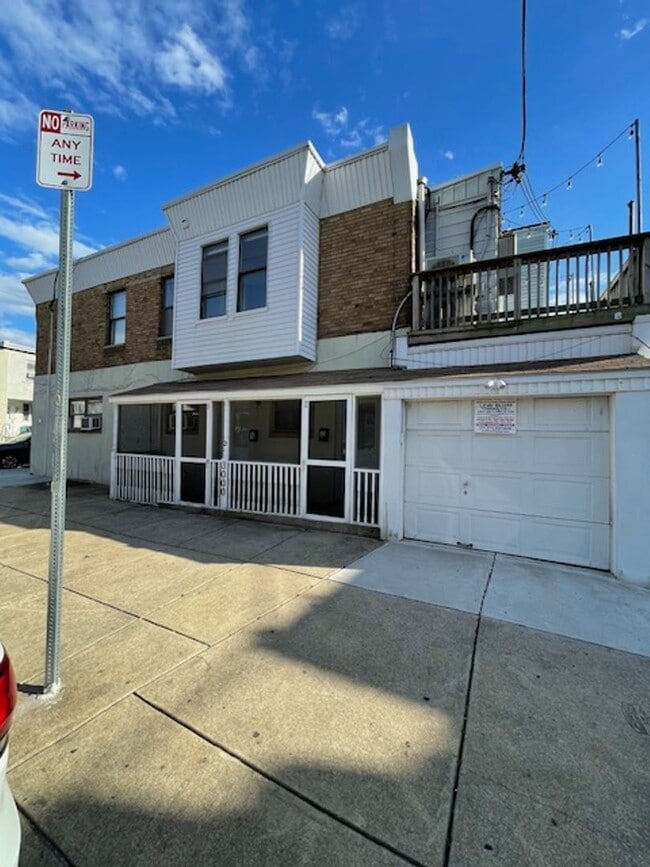 Building Photo - 3000 S 16th St Unit 3000 S 16th St 2nd Fl